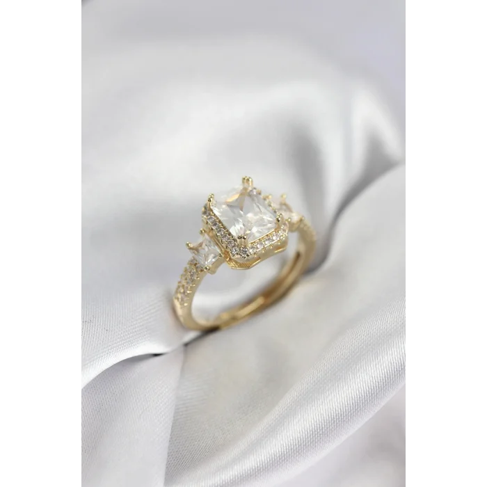 BUĞZ Gold Renk Kare Baget Zirkon Taşlı Tek Taş Model Kadın Yüzük