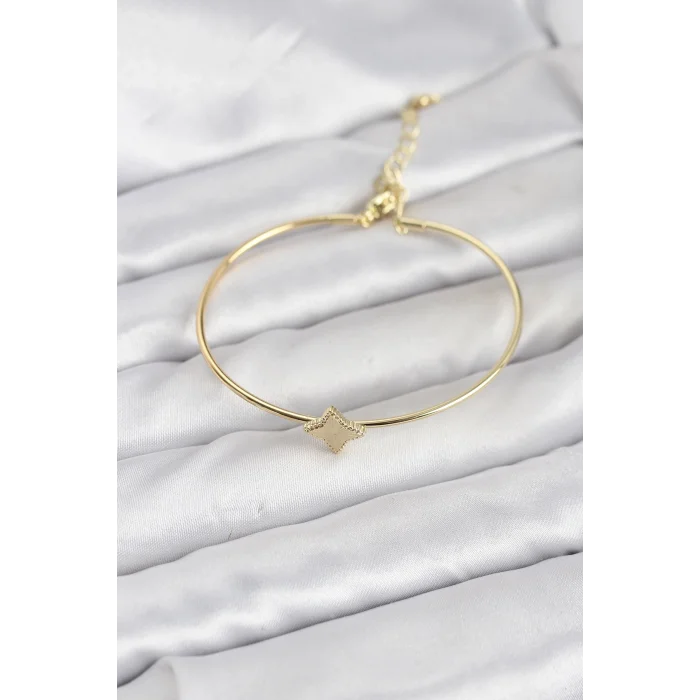 BUĞZ Gold Renk Pirinç Köşeli Yonca Model Kadın Bileklik