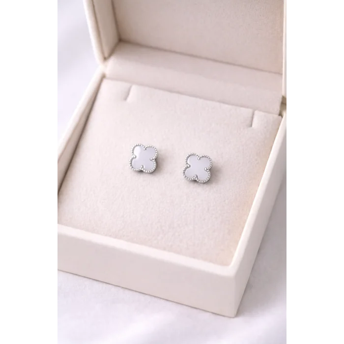 BUĞZ Gümüş Renk Beyaz Yonca Figürlü Çelik Küpe MODEL 4 – Kararmaz, Paslanmaz, Minimal & Şık Kadın Küpesi