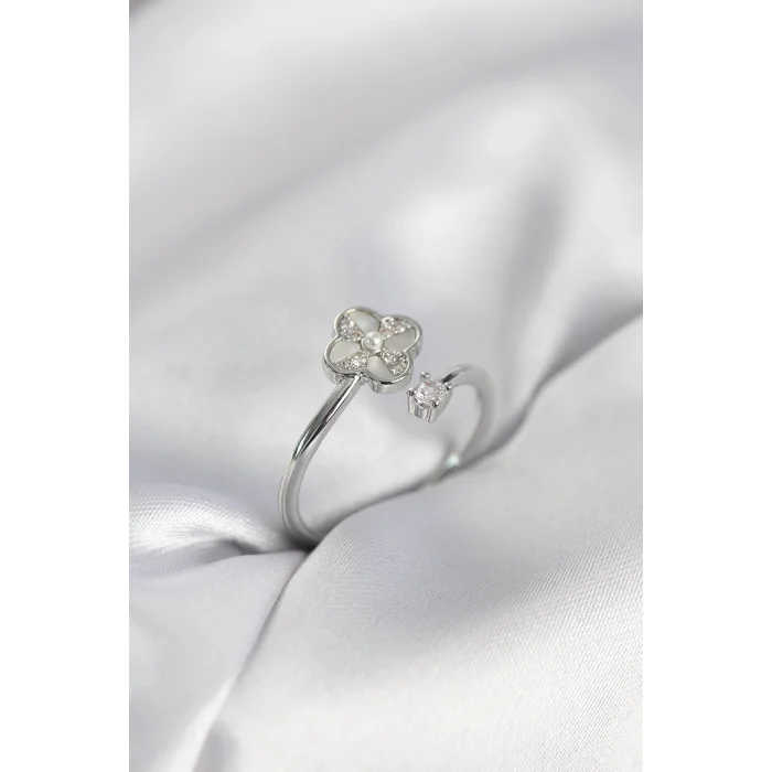 BUĞZ Gümüş Renk Zirkon Taşlı Yonca Model Kadın Yüzük