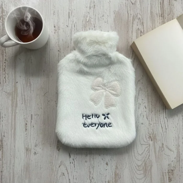 BUĞZ Hello Everyone Yazılı Kurdeleli Beyaz Peluş Sıcak Su Torbası 1 Lt – Yumuşak Kılıf, Uzun Süre Sıcak Tutan Termal Su Torbası