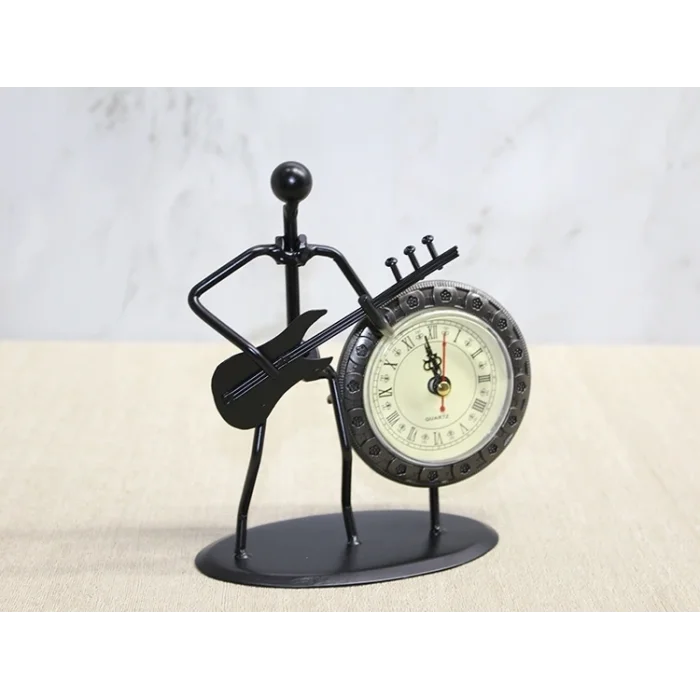 BUĞZ Metal Saatli Gitar Çalan Müzisyen