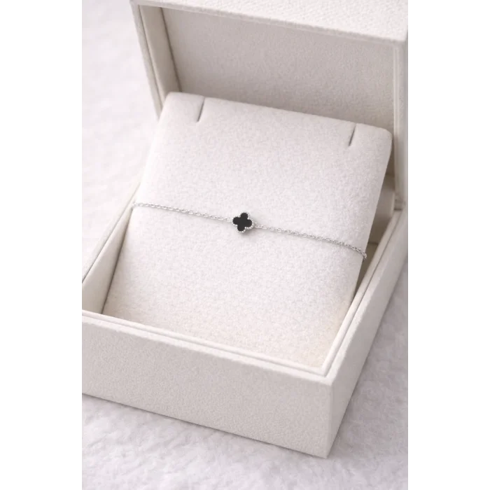 BUĞZ Minimal Siyah Yonca Figürlü Gümüş Renk Çelik Bileklik MODEL 1 – Kararma Yapmaz, Zarif ve Günlük Kullanıma Uygun Kadın Bilekliği