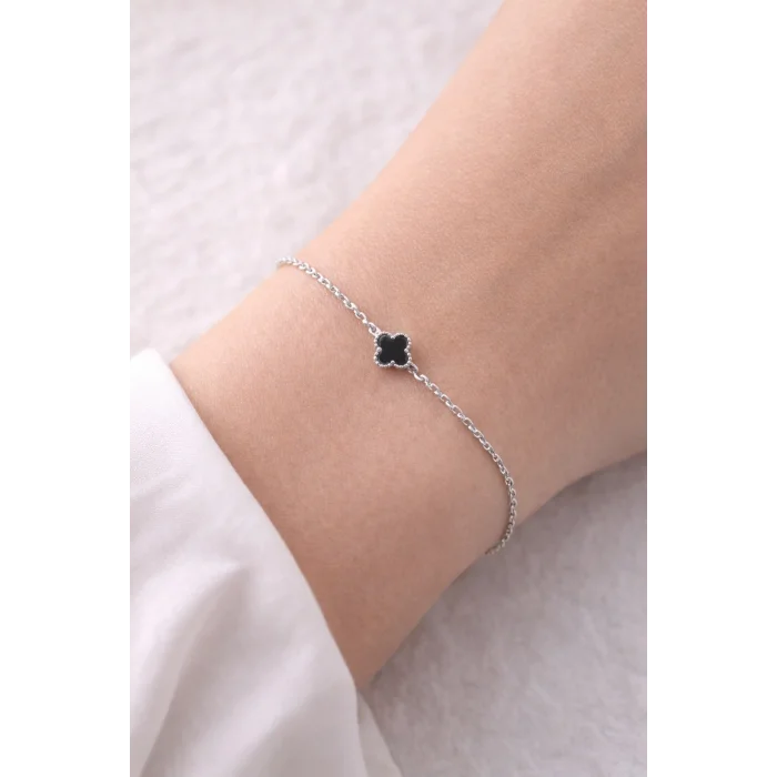 BUĞZ Minimal Siyah Yonca Figürlü Gümüş Renk Çelik Bileklik MODEL 1 – Kararma Yapmaz, Zarif ve Günlük Kullanıma Uygun Kadın Bilekliği