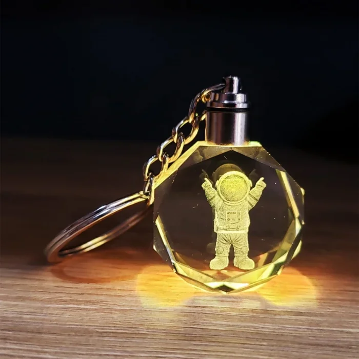 BUĞZ Mutlu Astronot Tasarımlı Renk Değiştiren Anahtarlık