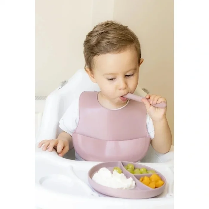 BUĞZ Pembe 3’lü Silikon Yemek Seti – Önlük + Diş Kaşıyıcılı Kaşık + Vakumlu Tabak