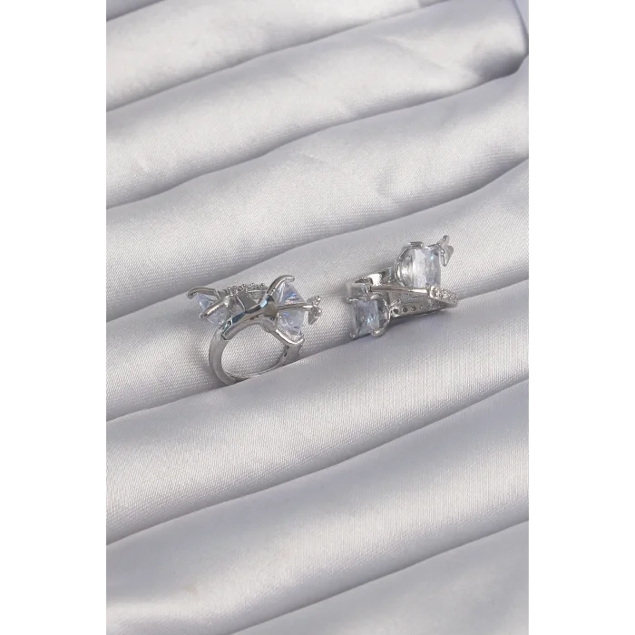 BUĞZ Pirinç Gümüş Renk İri Zirkon Taşlı Kıvrımlı Minimal Kelebekli Halka Küpe