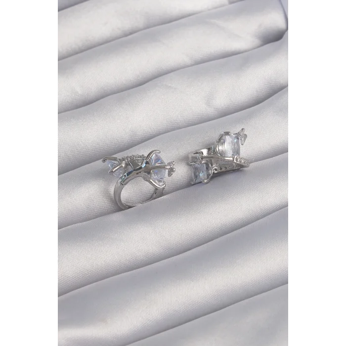 BUĞZ Pirinç Gümüş Renk İri Zirkon Taşlı Kıvrımlı Minimal Kelebekli Halka Küpe - Lisinya