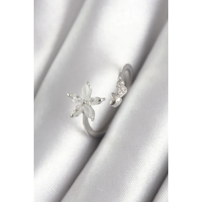 BUĞZ Pirinç Gümüş Renk Zirkon Taşlı Çiçek Model Kalp Detay Kadın Yüzük