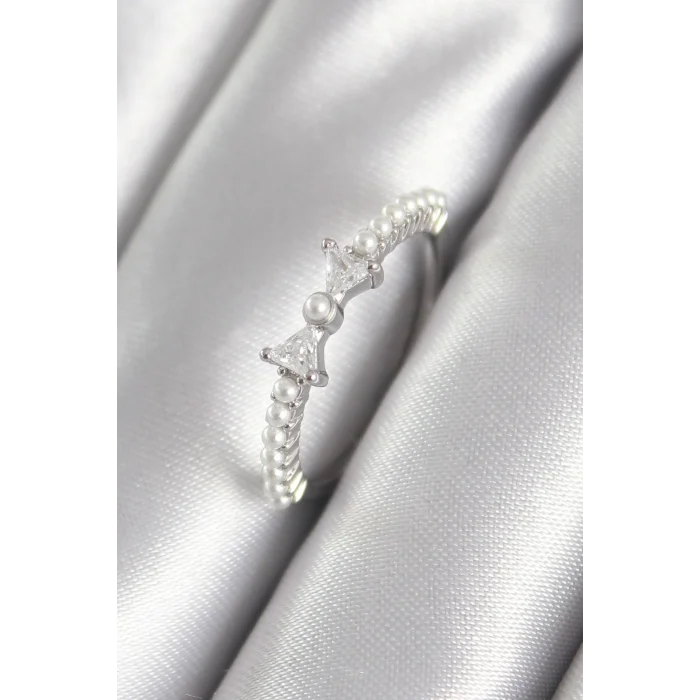 BUĞZ Pirinç Gümüş Renk Zirkon Taşlı Kurdele Model İnci Detay Kadın Yüzük