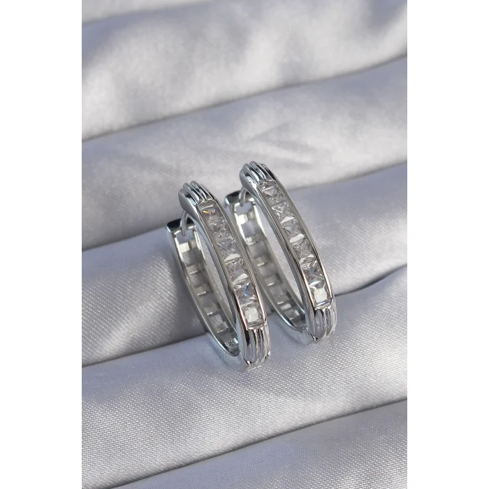 BUĞZ Pirinç Gümüş Renk Zirkon Taşlı Oval Model Küpe