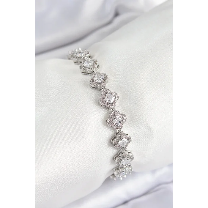 BUĞZ Pirinç Zirkon Taşlı Yonca Baget Model Gümüş Renk VIP Seri Kadın Bileklik