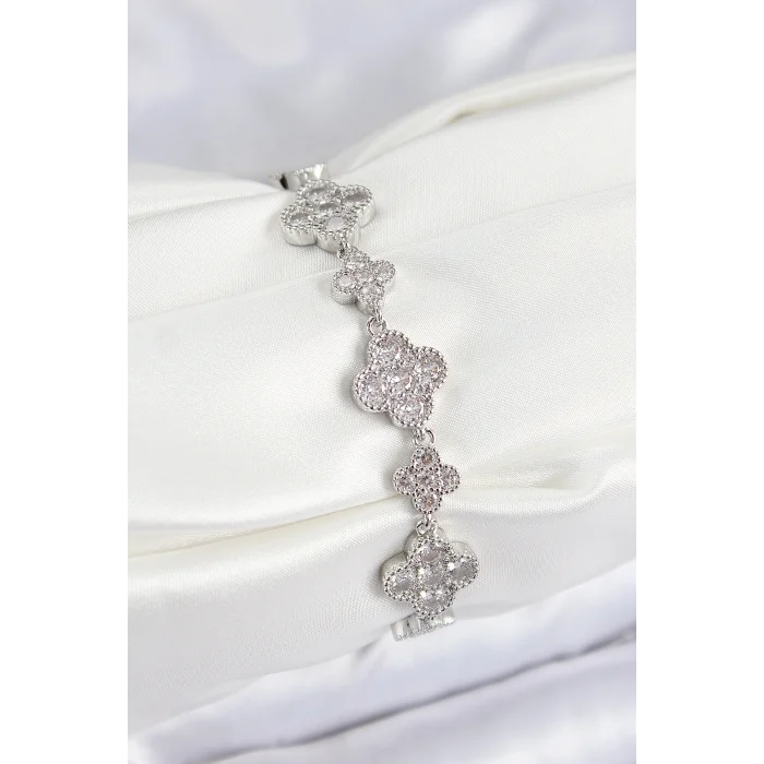 BUĞZ Pirinç Zirkon Taşlı Yonca Model Gümüş Renk VIP Seri Kadın Bileklik