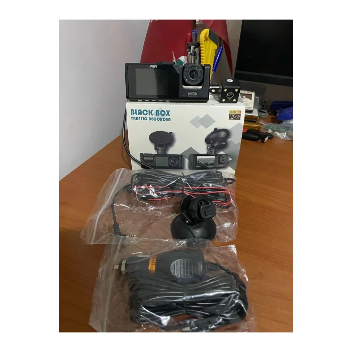 BUĞZ Wi-Fi özellikli, 720P çözünürlüklü ve 4 inç ekrana sahip araç içi kamera sistemi.