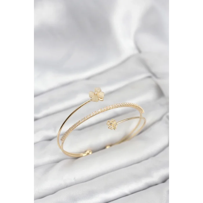 BUĞZ Yonca Çiçek Model Pirinç Gold Renk Kadın Bileklik