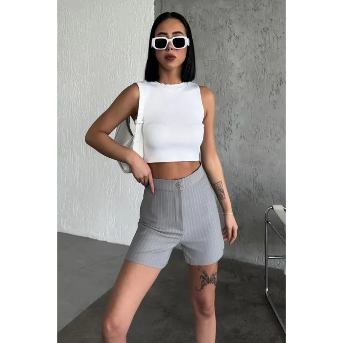 BUĞZ Zarif ve Şıklığı Bir Arada Sunan Yüksek Bel Krep Esnek Çimalı Çizgili Şort Gri ( BUĞZ )