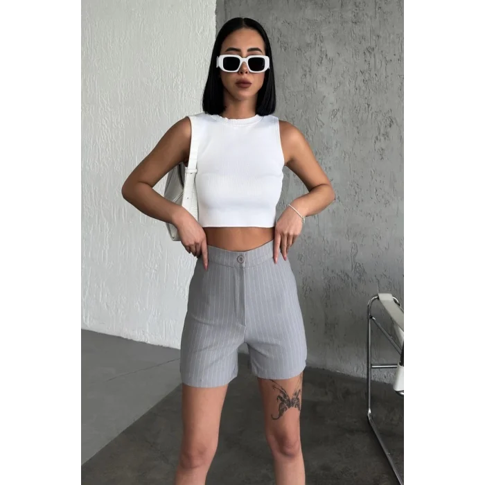 BUĞZ Zarif ve Şıklığı Bir Arada Sunan Yüksek Bel Krep Esnek Çimalı Çizgili Şort Gri ( BUĞZ )