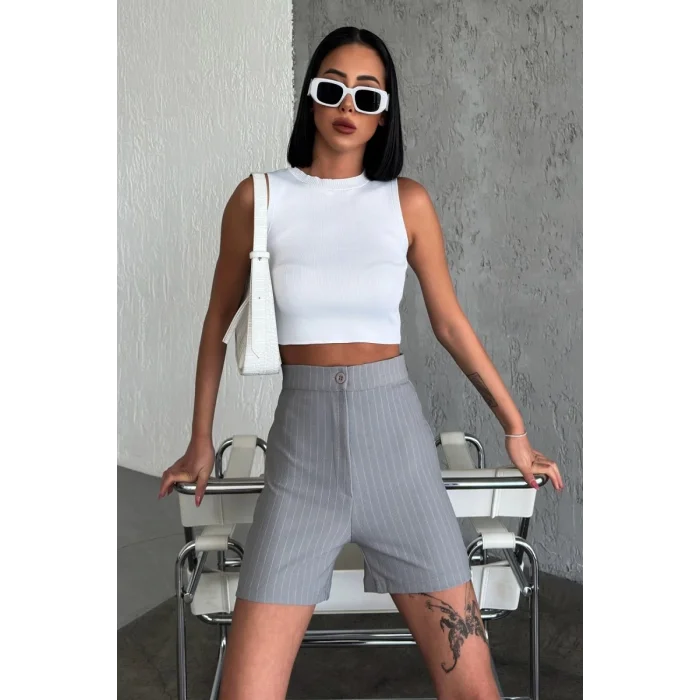 BUĞZ Zarif ve Şıklığı Bir Arada Sunan Yüksek Bel Krep Esnek Çimalı Çizgili Şort Gri ( BUĞZ )