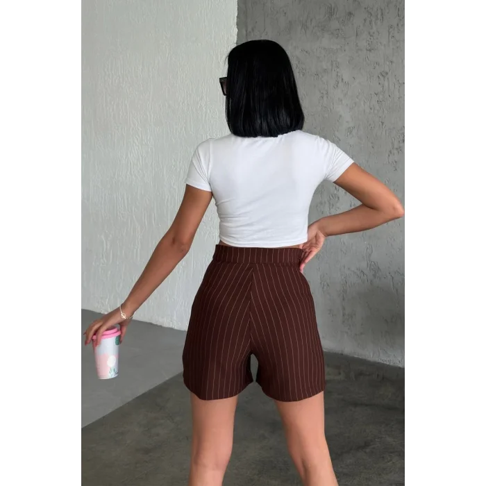 BUĞZ Zarif ve Şıklığı Bir Arada Sunan Yüksek Bel Krep Esnek Çimalı Çizgili Şort Kahverengi ( BUĞZ )