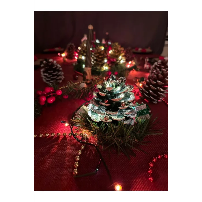 Genel Ürün Yılbaşı Masa Dekorasyonu Masa Süsü Renkli Kozalak ışık süslü kozalak 10x10 cm