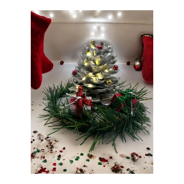 Genel Ürün Yılbaşı Masa Dekorasyonu Masa Süsü Renkli Kozalak Işık Süslü Kozalak 10x10 Cm