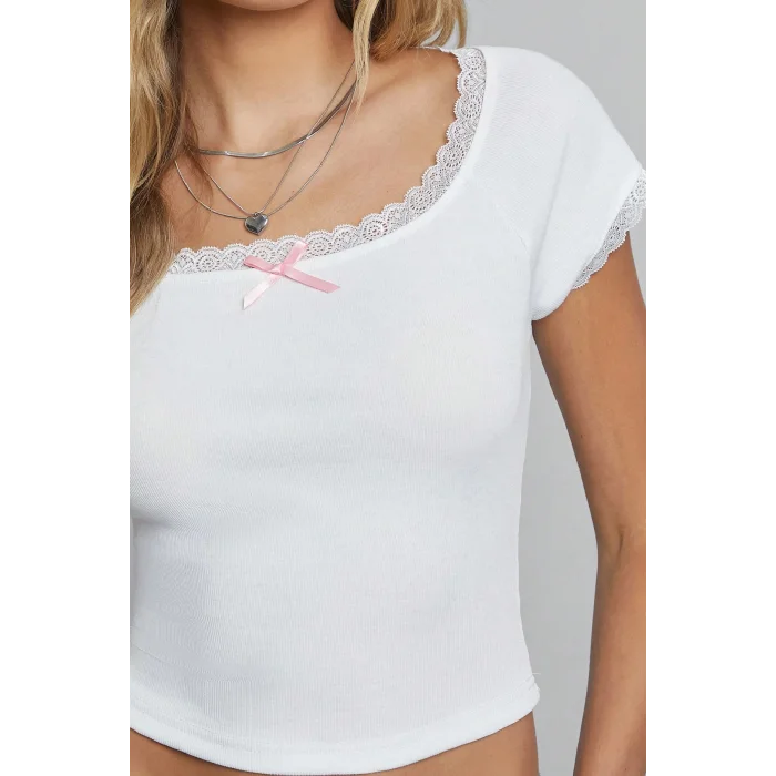Kadın Beyaz Göğsü ve Kolları Dantelli Fiyonklu Kısa Kol Crop Top Bluz