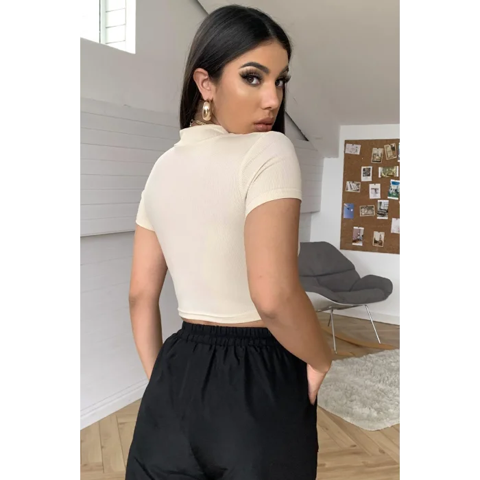 Kadın Ekru Göğüs Dekolteli Yarım Kollu Cut Out Crop Top Bluz