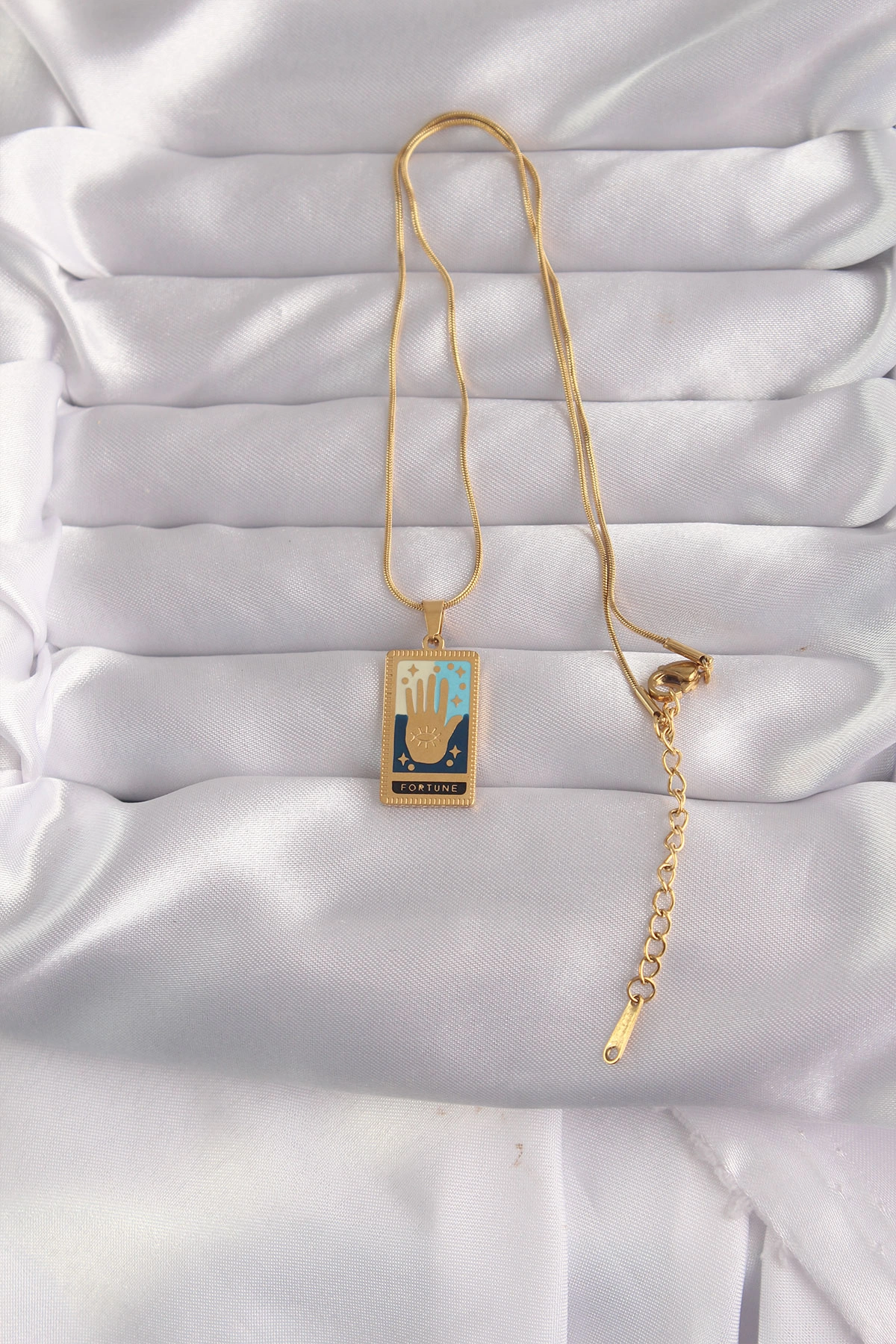 BUĞZ 316L ÇELİK GOLD RENK KARIŞIK MİNELİ EL FİGÜR TAROT KOLYE - BUĞZ BUĞZ 316L ÇELİK GOLD RENK KARIŞIK MİNELİ EL FİGÜR TAROT KOLYE - BUĞZ