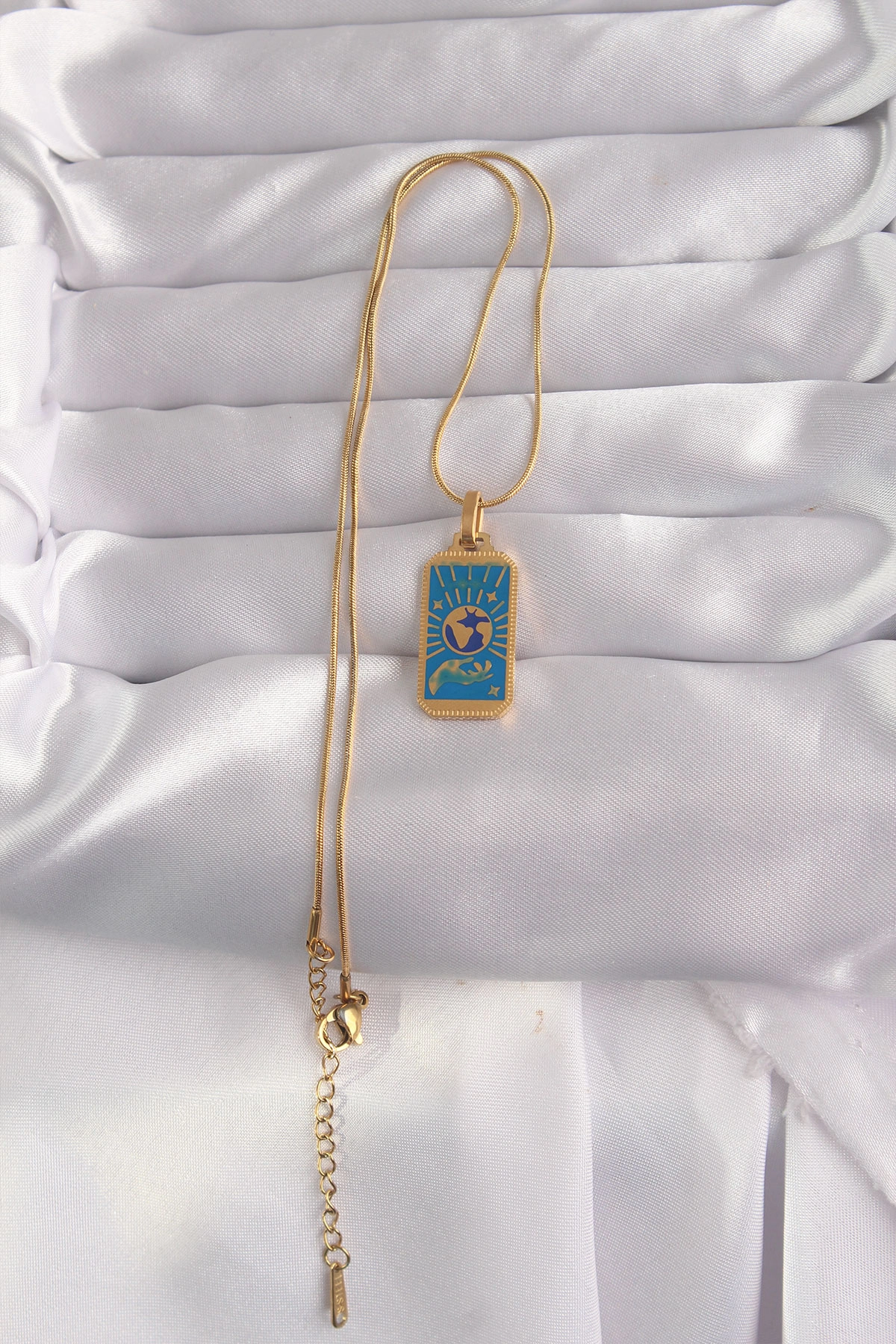 BUĞZ 316L ÇELİK GOLD RENK MAVİ MİNELİ EL FİGÜR TAROT KOLYE - BUĞZ BUĞZ 316L ÇELİK GOLD RENK MAVİ MİNELİ EL FİGÜR TAROT KOLYE - BUĞZ