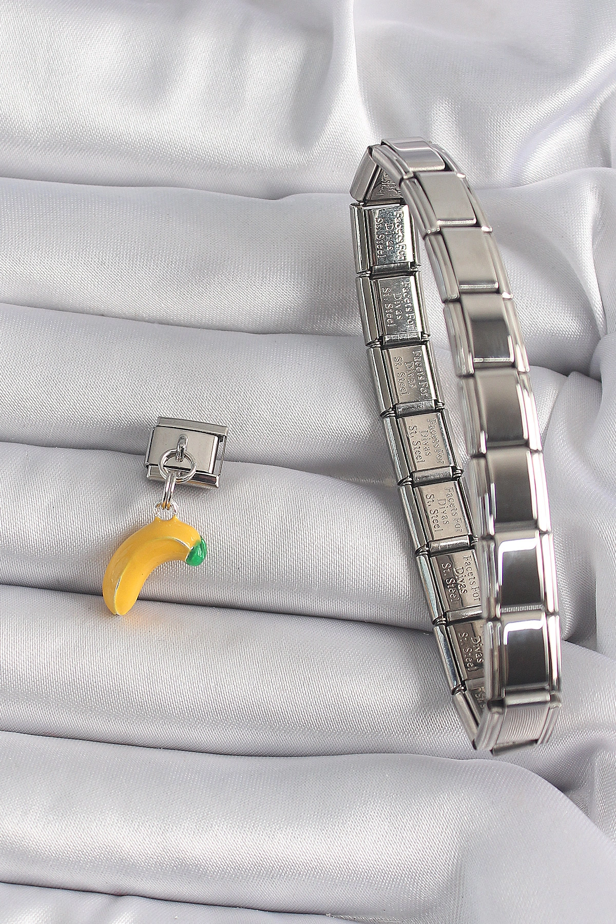 BUĞZ 316L ÇELİK GÜMÜŞ RENK SALLANTI MUZ MODEL NOMİNATİON CHARM - BUĞZ BUĞZ 316L ÇELİK GÜMÜŞ RENK SALLANTI MUZ MODEL NOMİNATİON CHARM - BUĞZ
