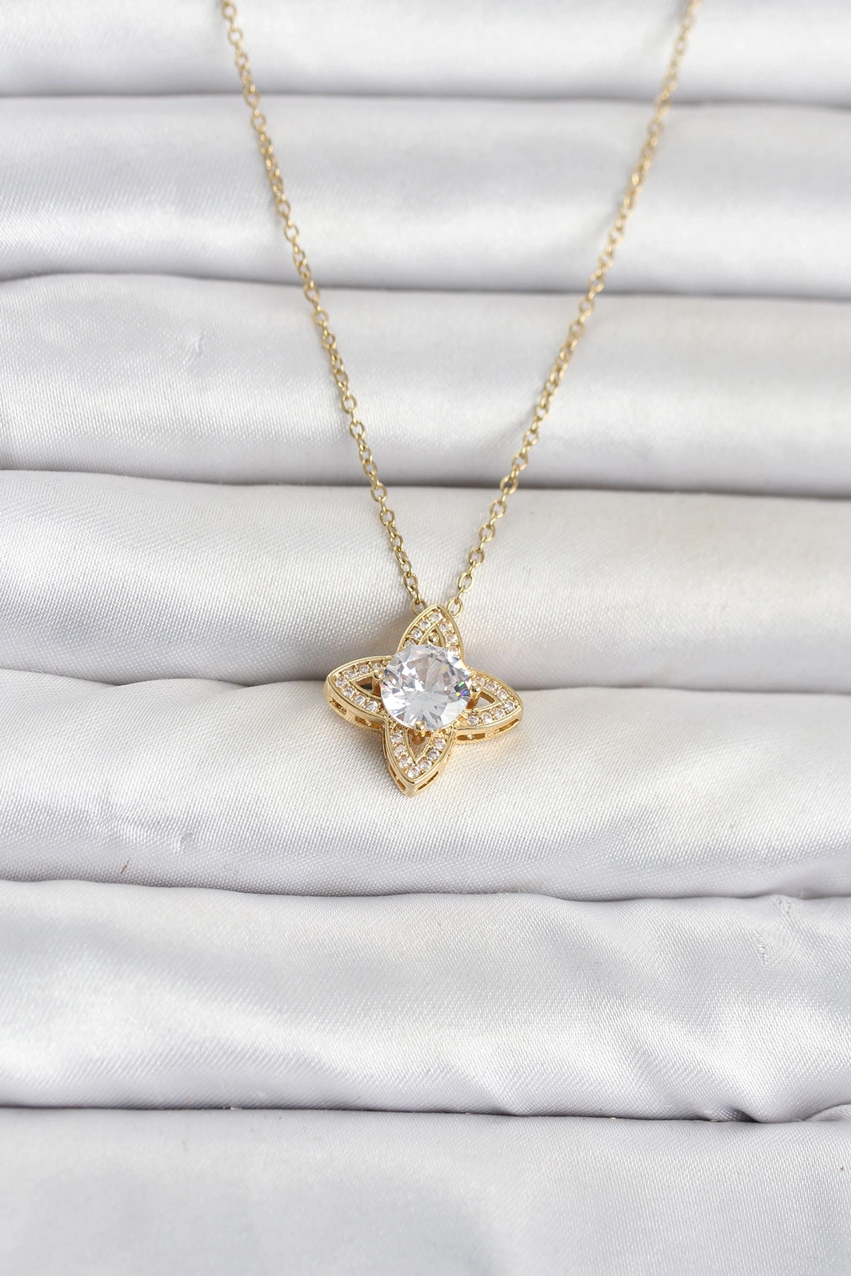 BUĞZ 316L Çelik Zincir Gold Renk Yonca Model Kadın Kolye