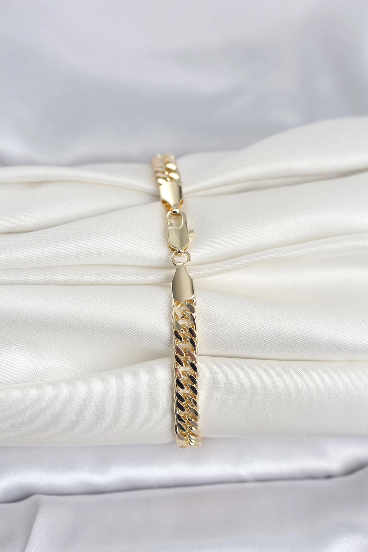 BUĞZ CM 14K GOLD RENK KALIN ZİNCİR MODEL KADIN BİLEKLİK - BUĞZ BUĞZ CM 14K GOLD RENK KALIN ZİNCİR MODEL KADIN BİLEKLİK - BUĞZ