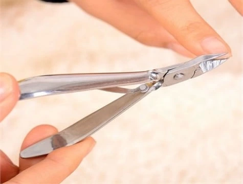BUĞZ İnce Uçlu Manikür Pensi BUĞZ İnce Uçlu Manikür Pensi