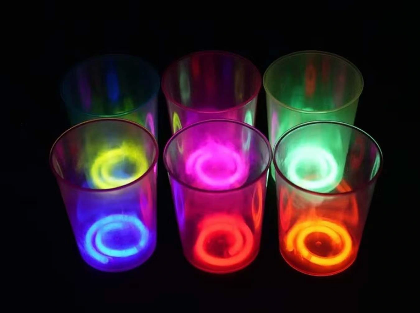 BUĞZ KARANLIKTA YANAN MEGA GLOW BARDAKLAR 8 ADET BUĞZ KARANLIKTA YANAN MEGA GLOW BARDAKLAR 8 ADET