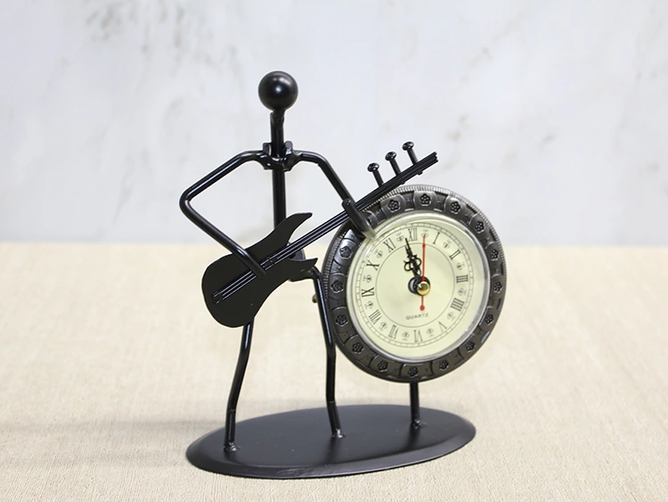 BUĞZ METAL SAATLİ GİTAR ÇALAN MÜZİSYEN