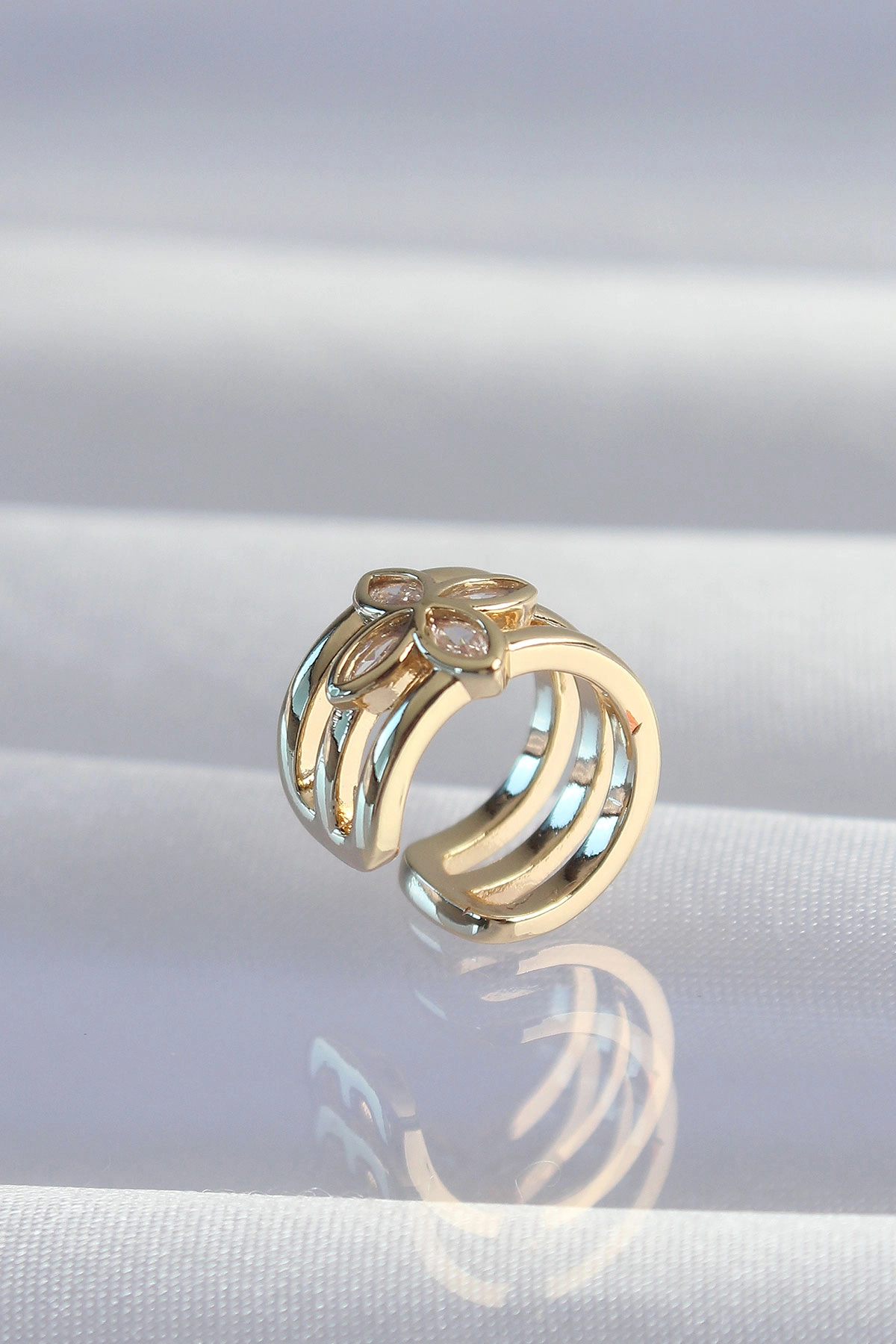 BUĞZ PİRİNÇ GOLD RENK YONCA EARCUFF KÜPE - BUĞZ BUĞZ PİRİNÇ GOLD RENK YONCA EARCUFF KÜPE - BUĞZ