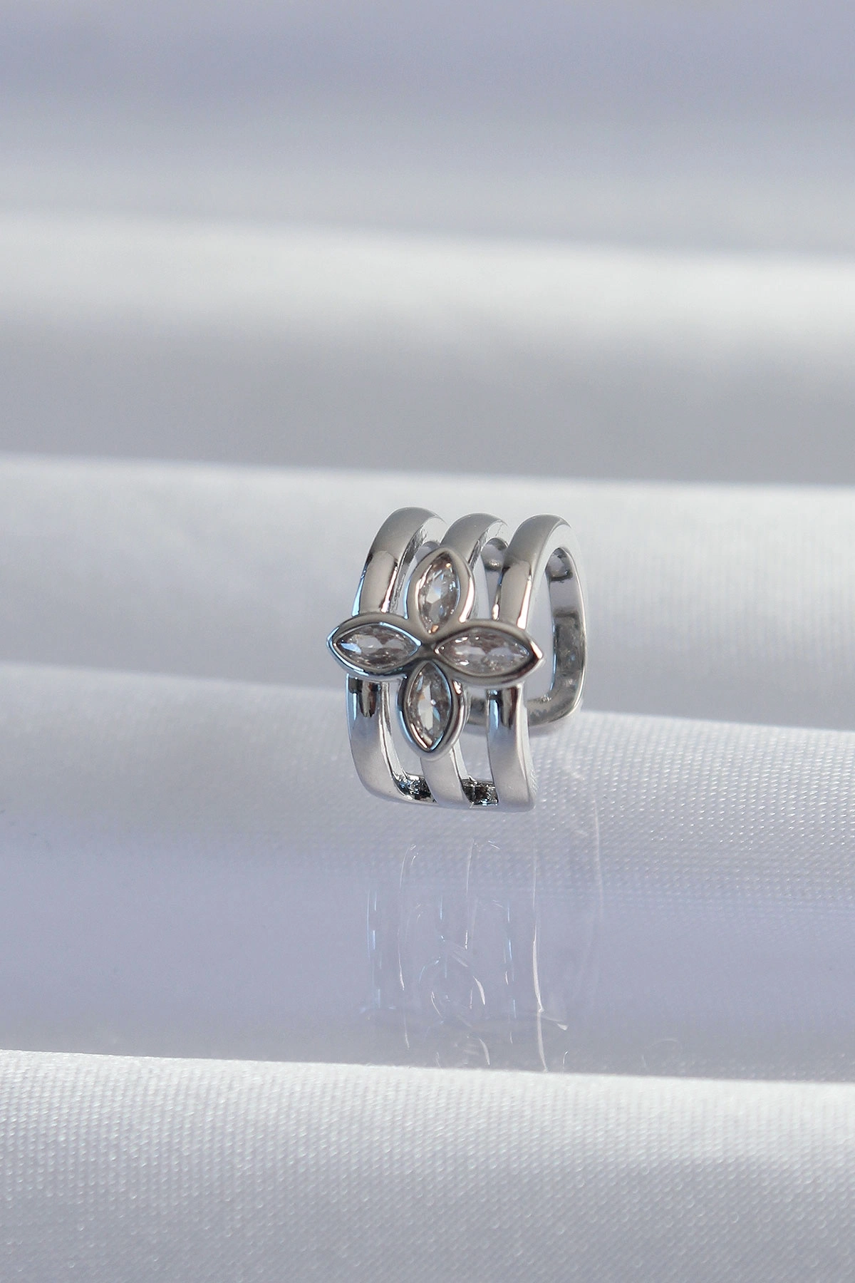 BUĞZ Pirinç Gümüş Renk Yonca Earcuff Küpe