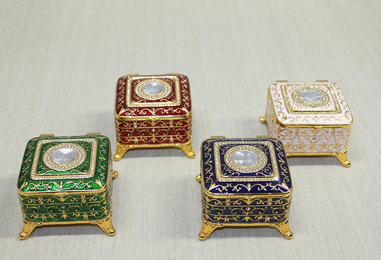BUĞZ SWAROVSKİ TAŞLI KUTU MODEL 5