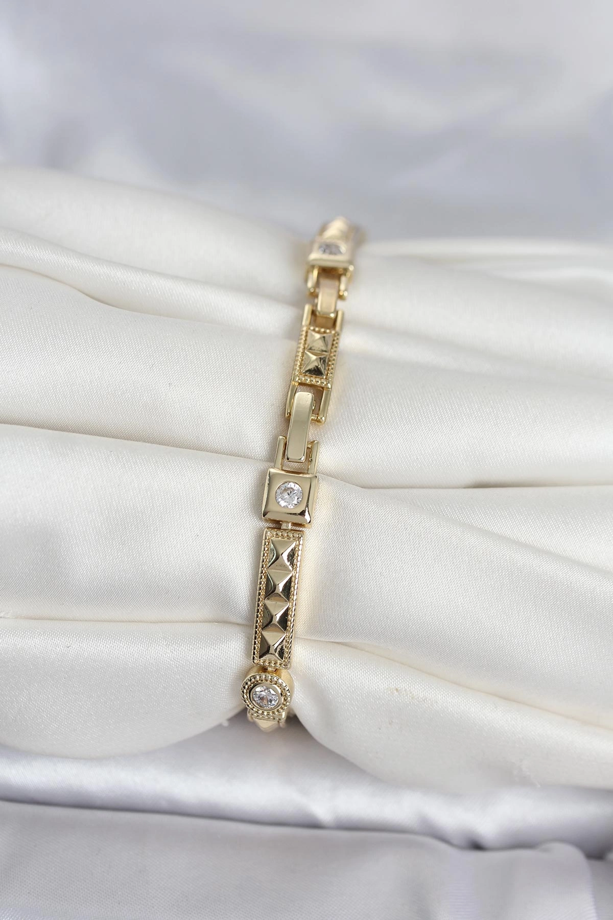 BUĞZ XUPİNG PUNTA MODEL GOLD RENK KADIN BİLEKLİK - BUĞZ BUĞZ XUPİNG PUNTA MODEL GOLD RENK KADIN BİLEKLİK - BUĞZ