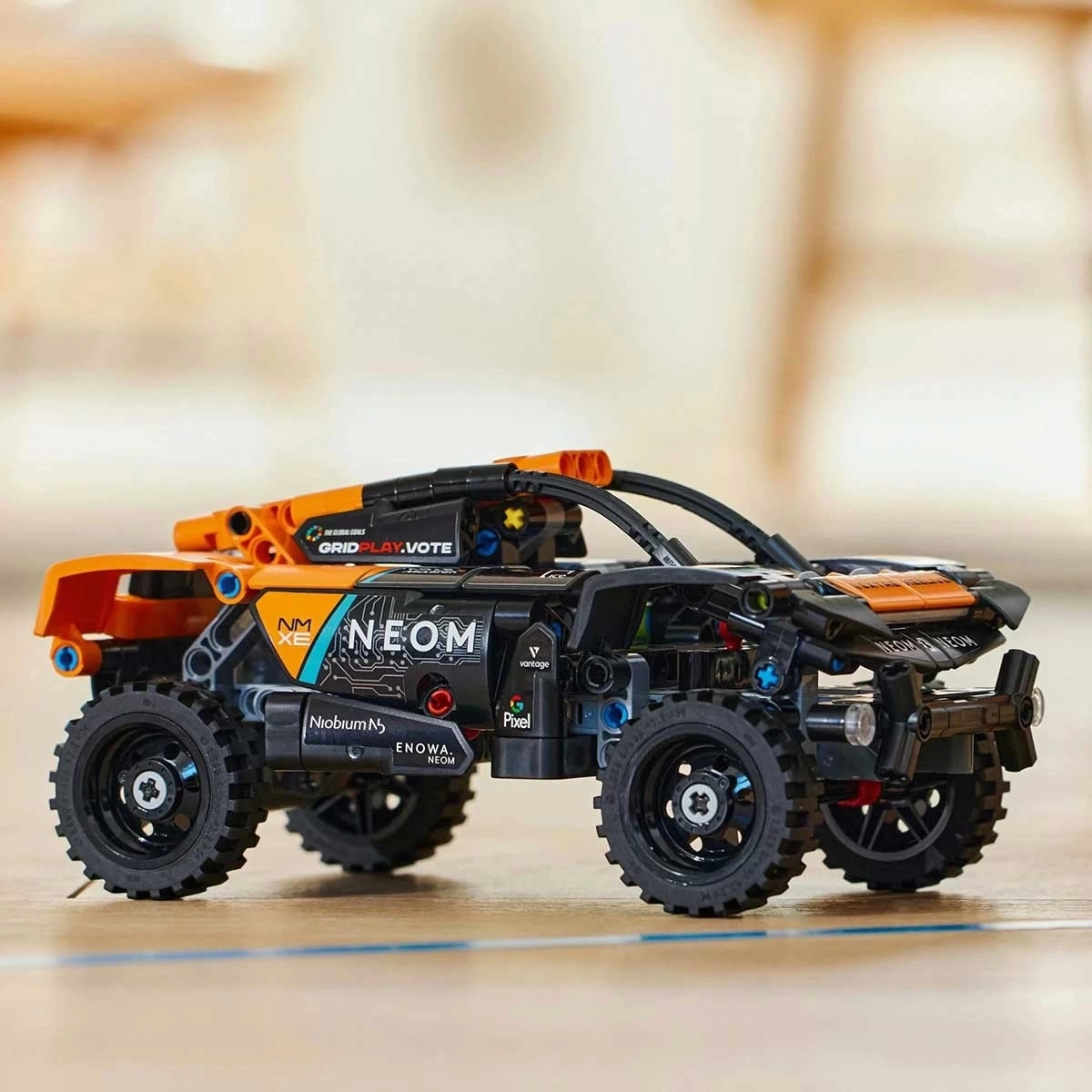 BUĞZ Technic NEOM McLaren Extreme E Race Car 42166