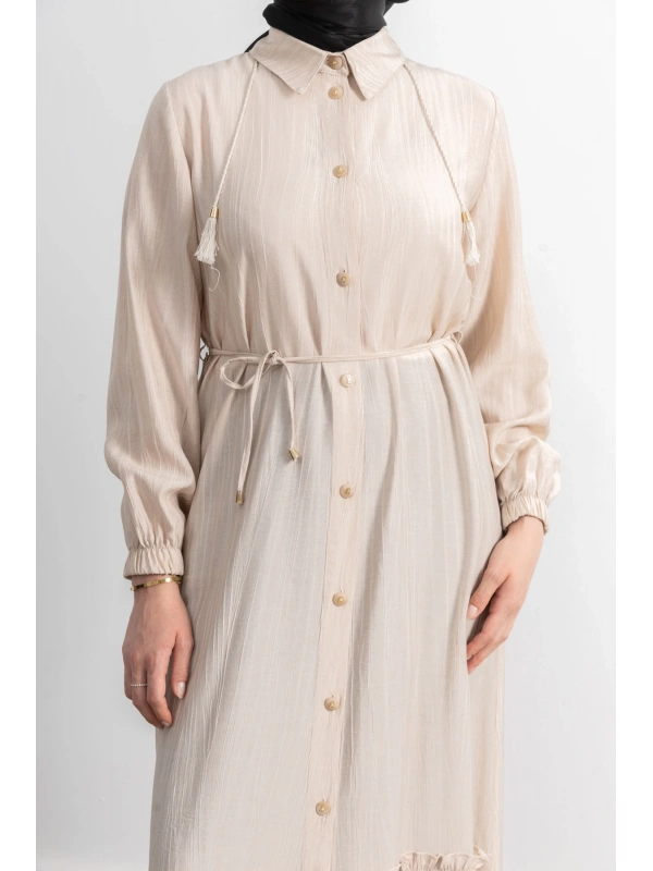 LETAFET ÖNÜ DÜĞMELİ BÜZGÜLÜ ELBİSE - BEJ