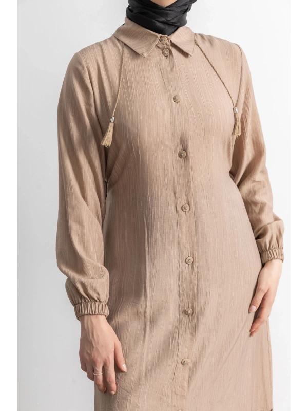 LETAFET ÖNÜ DÜĞMELİ BÜZGÜLÜ ELBİSE - VİZON