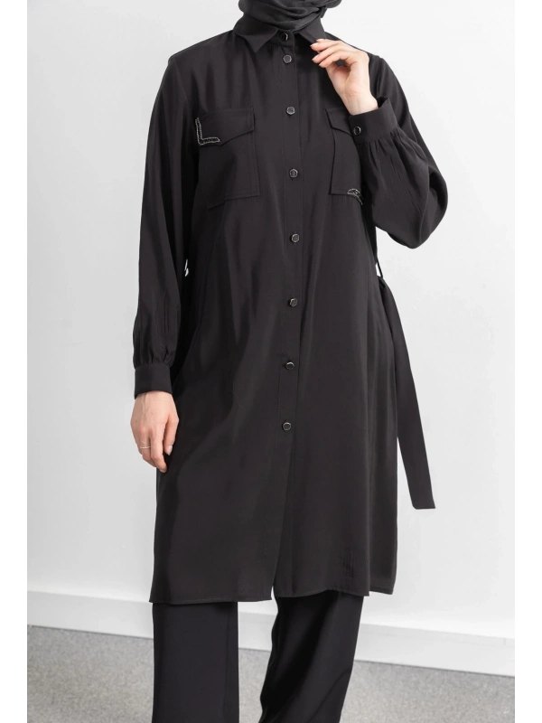 CEPLERİ TAŞ DETAYLI KUŞAKLI ARABOY - SİYAH