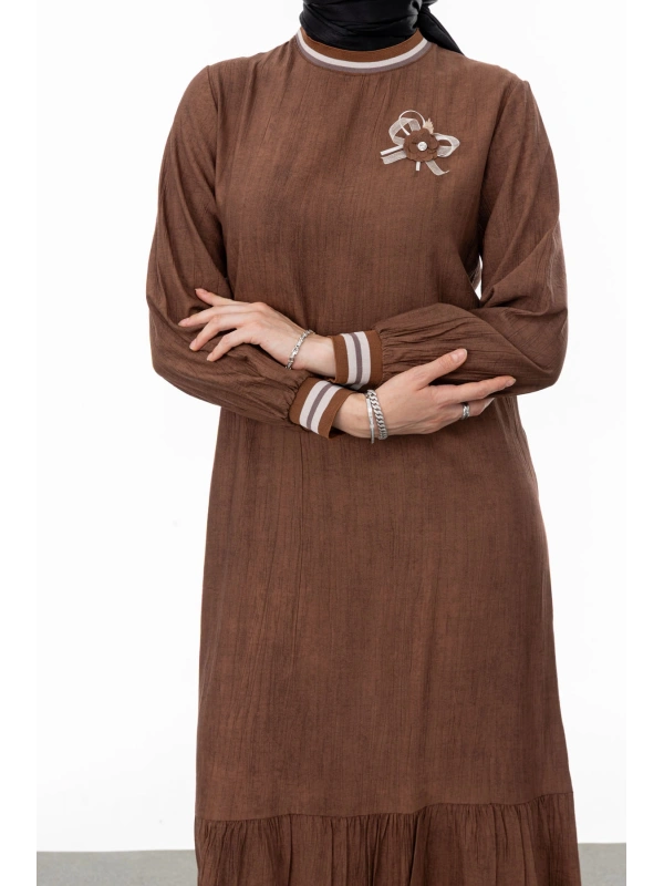 RİBANALI ETEĞİ BÜZGÜLÜ ELBİSE - KAHVE