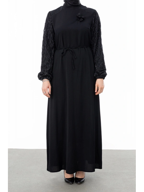 GARNİ KUMAŞLI BROŞLU ELBİSE - SİYAH