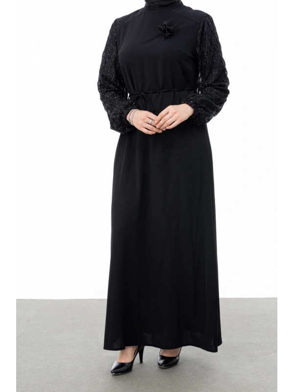 GARNİ KUMAŞLI BROŞLU ELBİSE - SİYAH