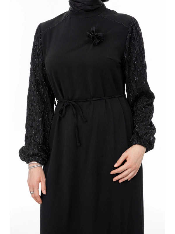 GARNİ KUMAŞLI BROŞLU ELBİSE - SİYAH