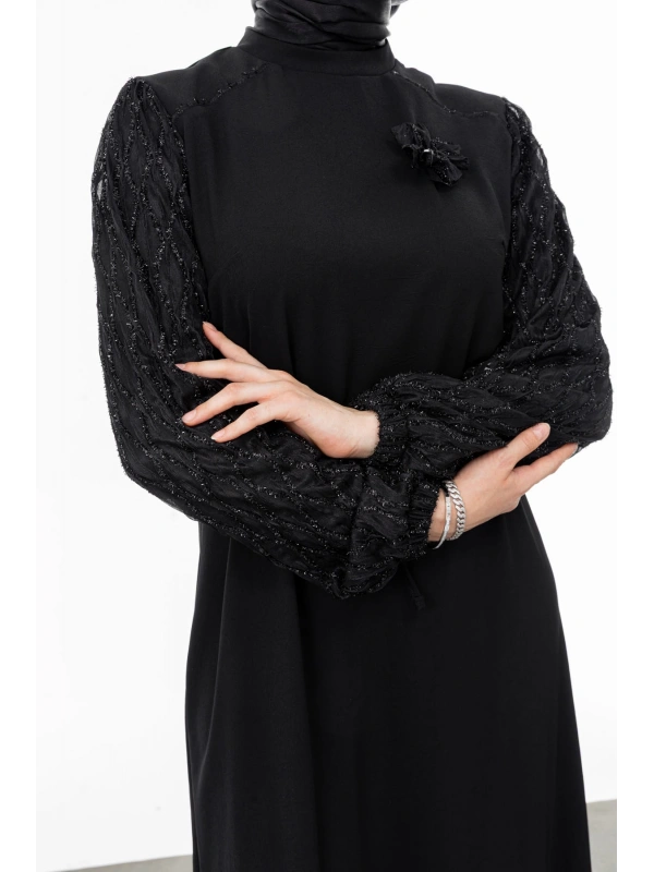 GARNİ KUMAŞLI BROŞLU ELBİSE - SİYAH