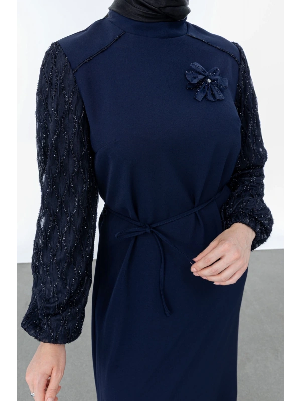 GARNİ KUMAŞLI BROŞLU ELBİSE - LACİVERT