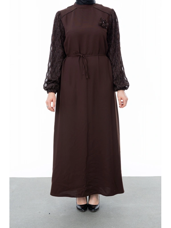 GARNİ KUMAŞLI BROŞLU ELBİSE - KAHVE